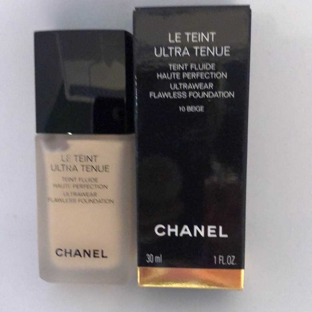 CHANEL ULTRAWEAR FLAWLESS FOUNDATION. Shade: #10 Beige.